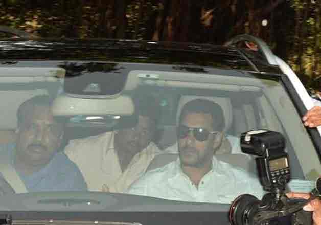 salman khan outside court pic - indiatv