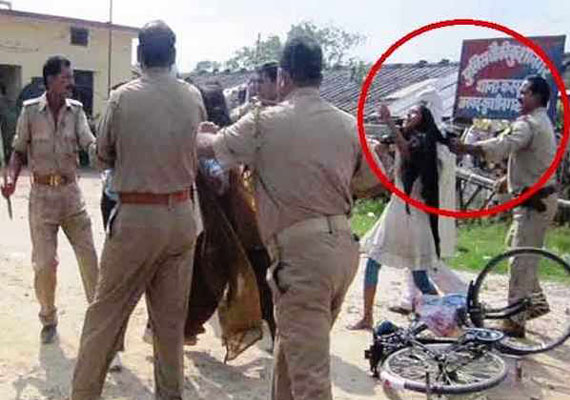 Shame Up Policemen Grabbed Two Sisters By Hair Beat Them Up Mercilessly