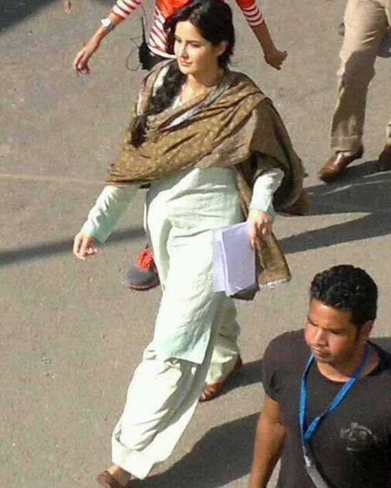 [Image: 1413561015katrina-kaif-on-sets-of-pha.jpg]