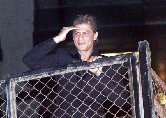 SRK greeting fans on his 49th birthday