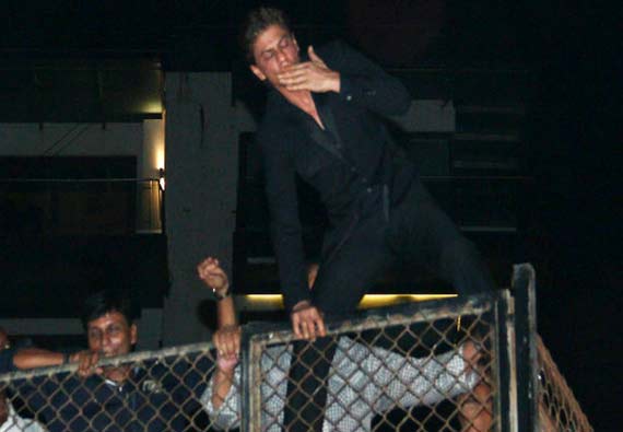SRK giving flying kisses to fan on 49th birthday