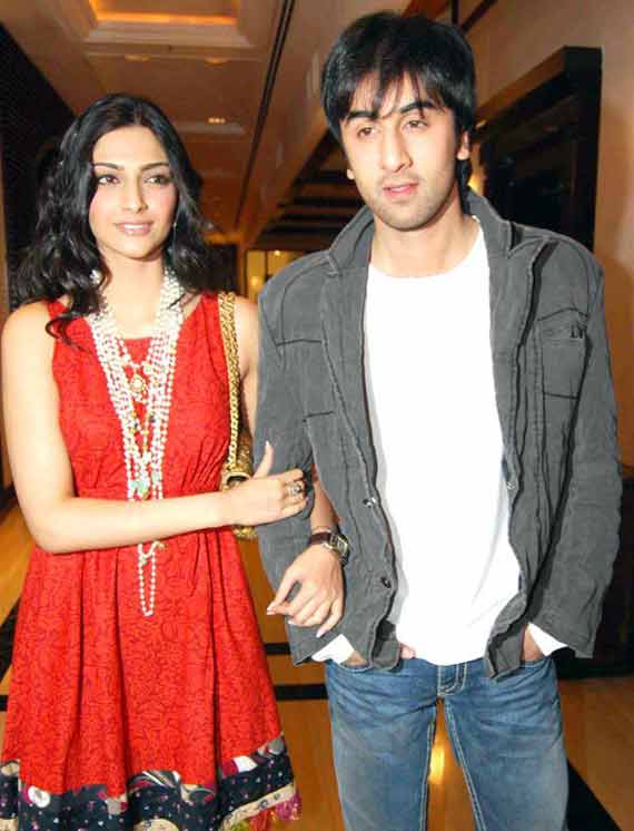 Sonam Kapoor would love to see Ranbir-Katrina's wedding in 2015 (see