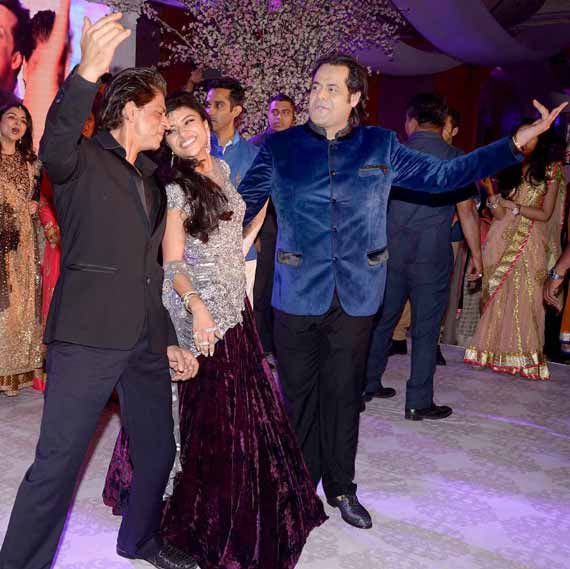 Shah Rukh Proposes To The New Bride In B-Town (see Pics) – India TV