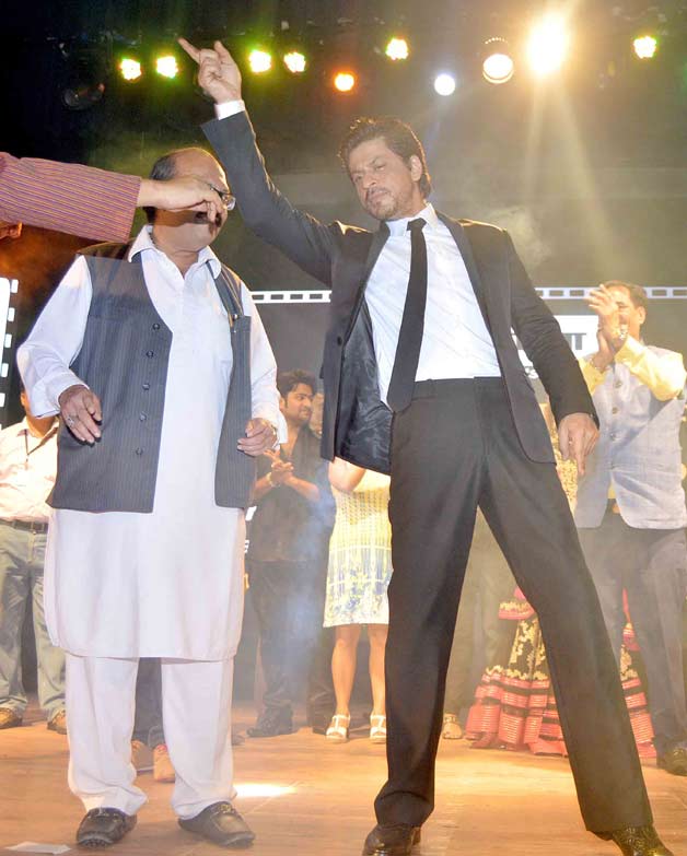 SRK, Amar Singh dance 