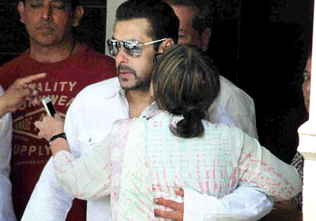 salman khan hugging mother beofre leaving for court