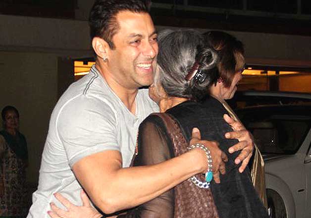 salman khan emotoinal moments with family