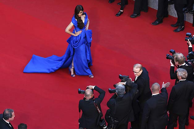 sonam kapoor blue gown look at cannes 2015 red carpet cpis
