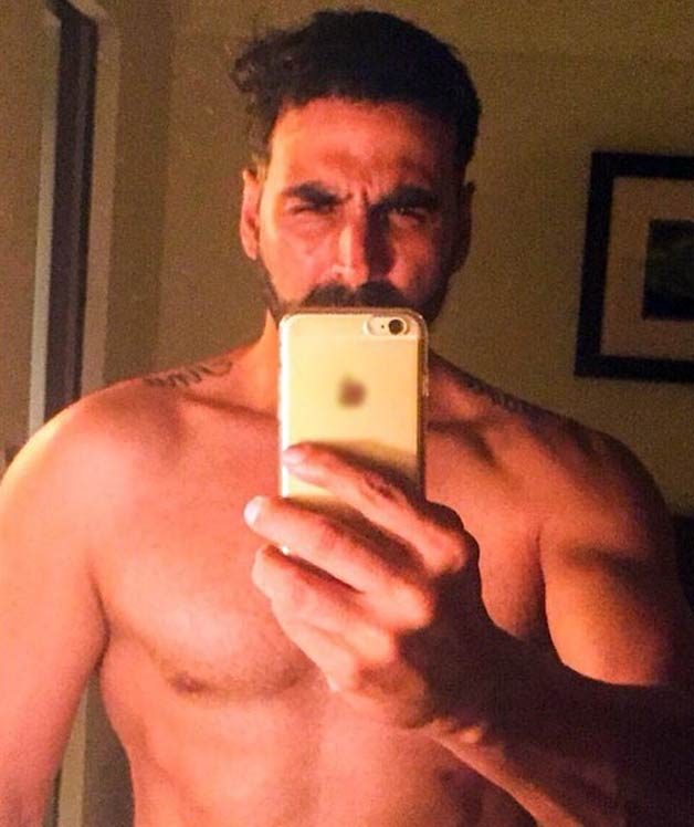 Akshay Kumar shirtless selfie