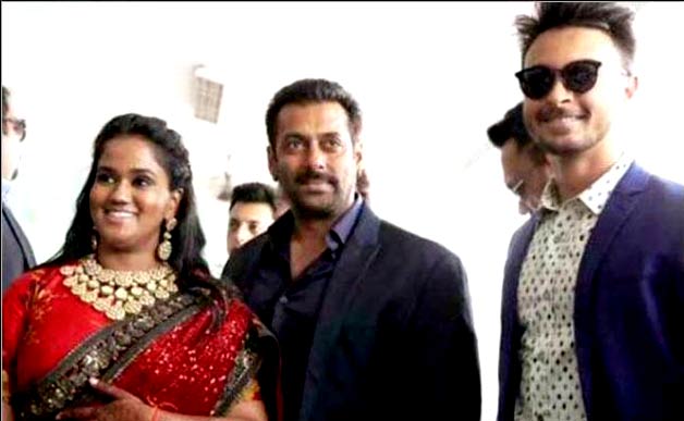 Salman Khan with Arpita Khan and Aayush Sharma 