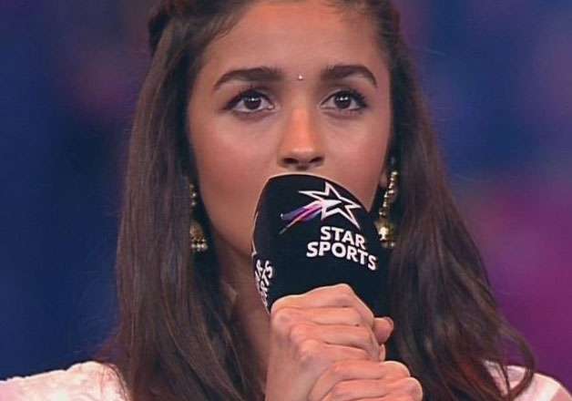 alia bhatt at the pro kabaddi league in mumbai singing national anthem