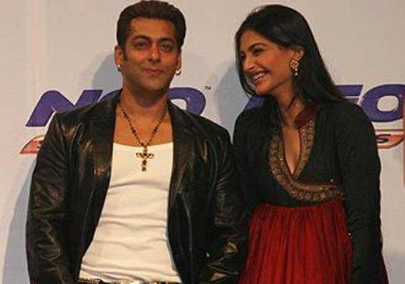 Sonam Kapoor finds Salman Khan 'hot'