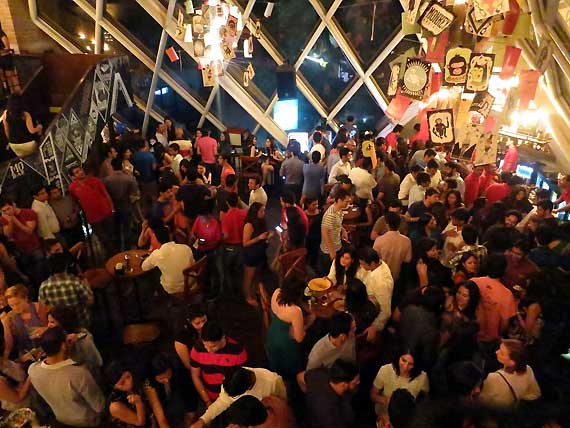 Delhi crowd in Monkey Bar pub CP