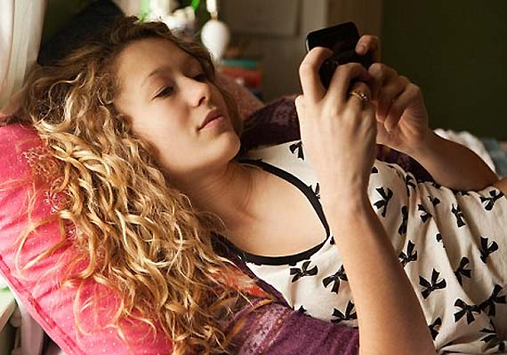 women texting addiction