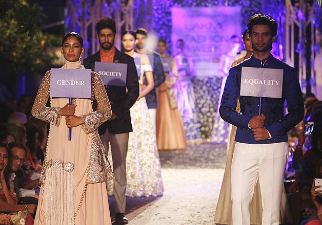 person Far højdepunkt Lakme Fashion Week 2015 : Reasons why are we under the spell of Manish  Malhotra's collection - IndiaTV News | Lifestyle News – India TV