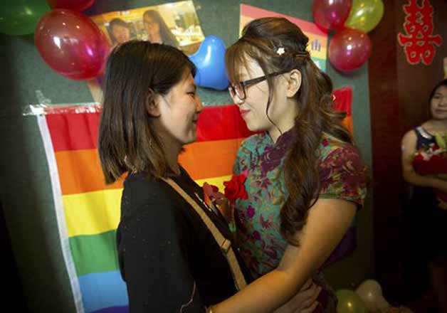 Chinese Lesbian Couple Defies Law And Got Married India Tv News