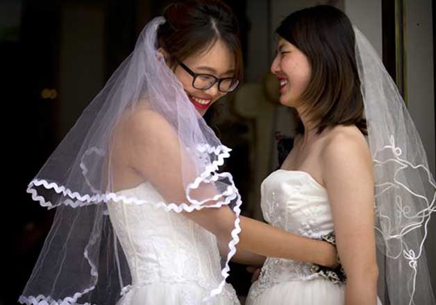 Chinese Lesbian Couple Defies Law And Got Married India Tv News 