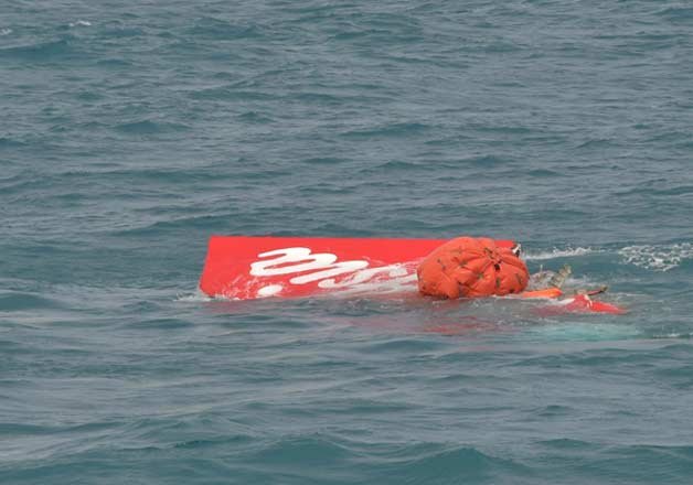 Divers sent to investigate pings from crashed AirAsia jet