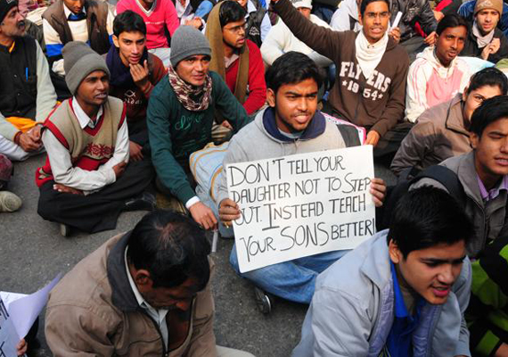 Delhi gangrape victim cremated, protests continue at Jantar Mantar