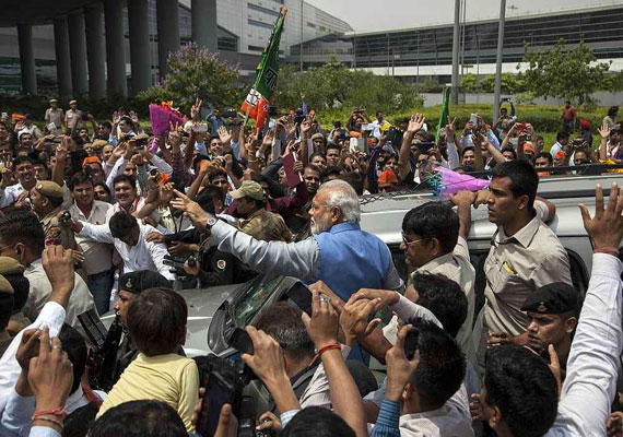 Modi-holds-road36925.jpg