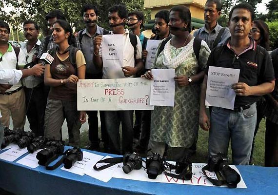 Mumbai women journalists meet Governor, demand security
