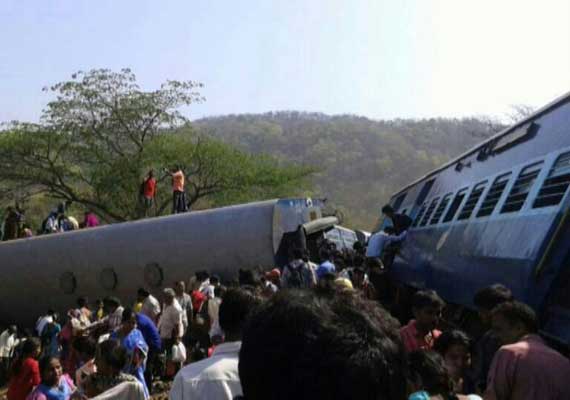 8 dead as five bogies of Diva-Sawantwadi Express derail near Nagothane, Maharashtra