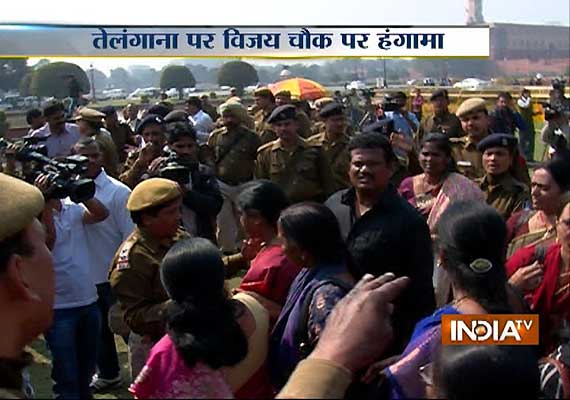 Telangana row: Pro and anti supporters clash outside Parliament