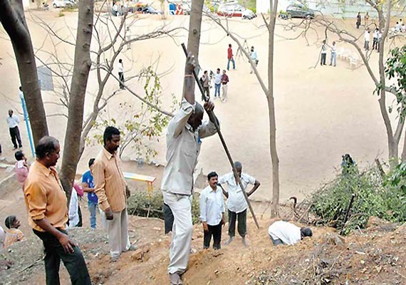 Unnao digging resumes, govt says no to treasure hunt