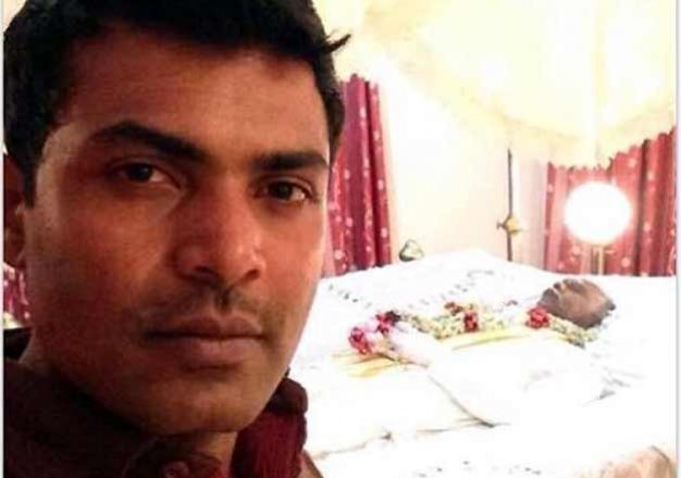 IndiaTvcd9f86_man-clicks-selfie-with-dead-body.jpg