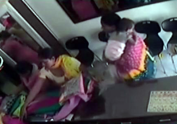 Cctv Footage Of Three Women Shoplifters Stealing Suits From A Delhi