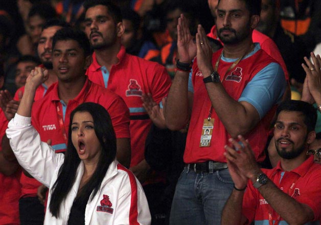 See pics of Aishwarya Rai Bachchan cheering for Abhishek Bachchan at ...