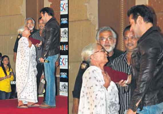 Salman Khan gets emotional while meeting his nanny (view pics)