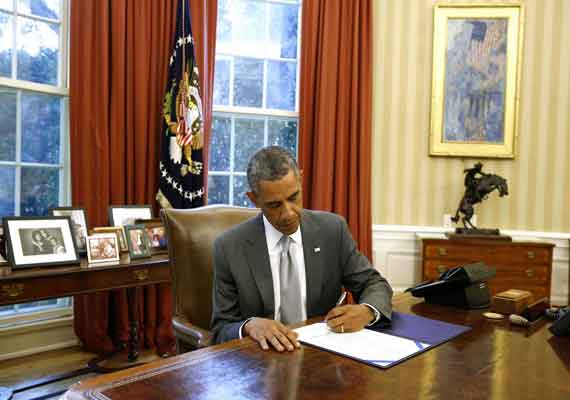 Barak Obama signs veterans' health care bill into law