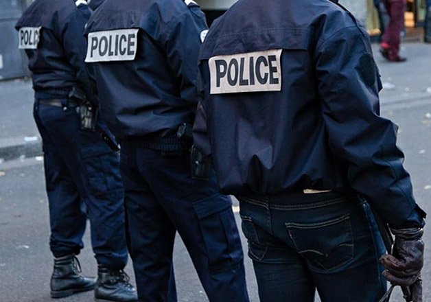 Gunmen hold ten people hostage in a store in Paris-IndiaTV News