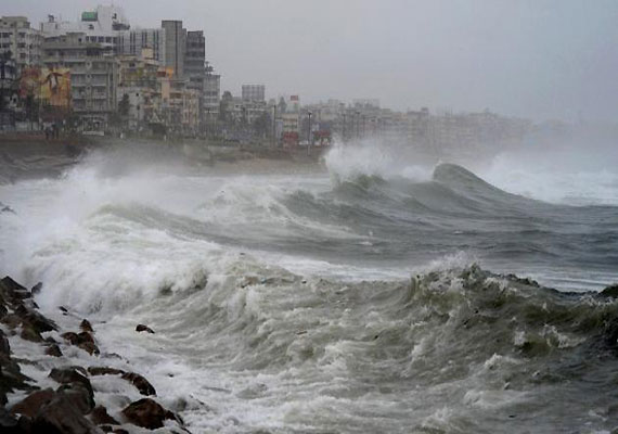 Rains, fast winds lash cyclone-hit Andhra Pradesh